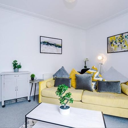 Long Term Offers Message For Prices Sleeps 6 Adults, Contractors, Relocators, Travellers Villa Halifax Bagian luar foto