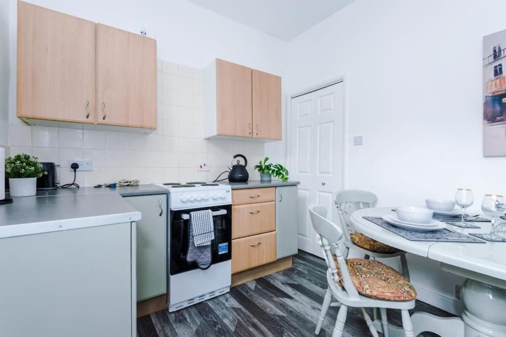 Long Term Offers Message For Prices Sleeps 6 Adults, Contractors, Relocators, Travellers Villa Halifax Bagian luar foto