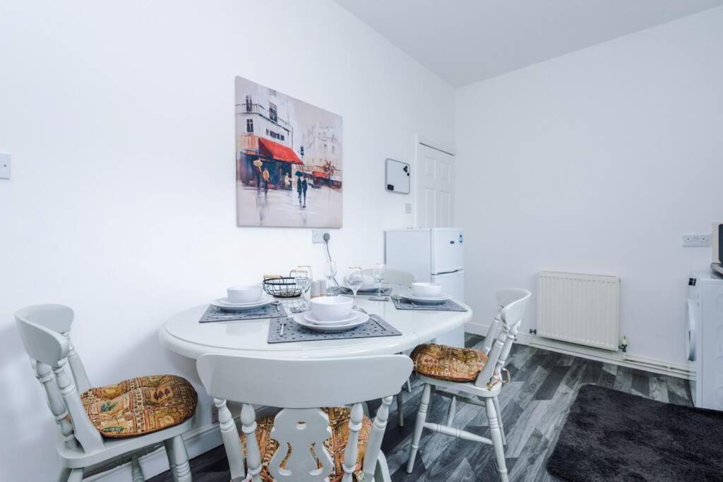 Long Term Offers Message For Prices Sleeps 6 Adults, Contractors, Relocators, Travellers Villa Halifax Bagian luar foto