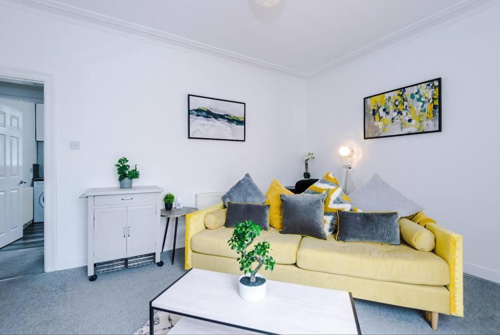 Long Term Offers Message For Prices Sleeps 6 Adults, Contractors, Relocators, Travellers Villa Halifax Bagian luar foto
