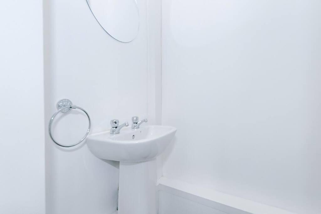 Long Term Offers Message For Prices Sleeps 6 Adults, Contractors, Relocators, Travellers Villa Halifax Bagian luar foto